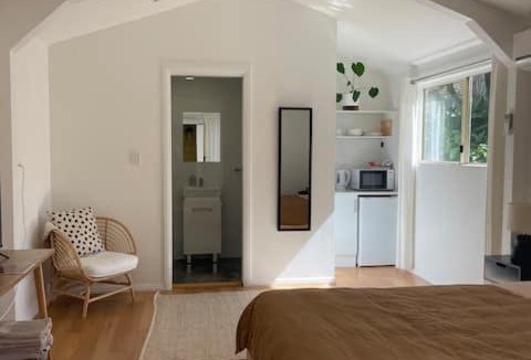 Emerald Beach House | Beachside Bedstay