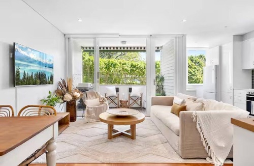 Avalon Beach House | Beachside escape steps from the surf & village