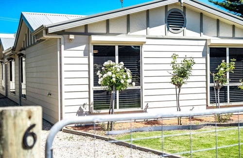 Encounter Bay House | Beachside Family Retreat | 4BR | Pet Friendly | Walk to Encounter Bay
