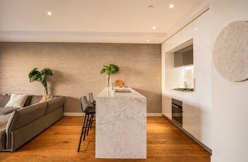 Port Melbourne Apartment | Beachside Gem: Sweeping Views + Cafes Nearby!
