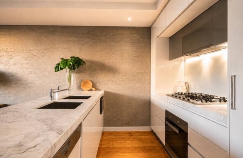 Port Melbourne Apartment | Beachside Gem: Sweeping Views + Cafes Nearby!