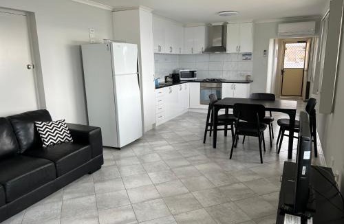 Ripon Apartment | Beachside & Jetty View 7 - Sea Eagle Nest Apartment