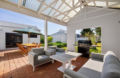 Blairgowrie House | Beachside Retreat Blairgowrie - Only 200m to the charming Blairgowrie Village and Bay beach