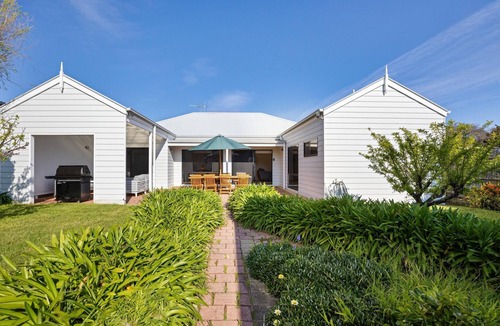 Blairgowrie House | Beachside Retreat Blairgowrie - Only 200m to the charming Blairgowrie Village and Bay beach