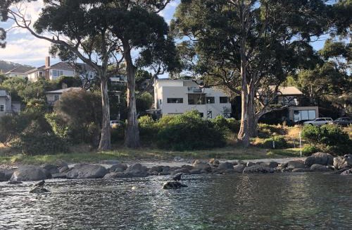 Taroona Apartment | Beachside Taroona with Spa