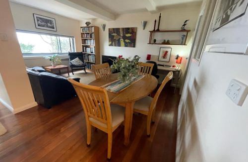 Taroona Apartment | Beachside Taroona with Spa