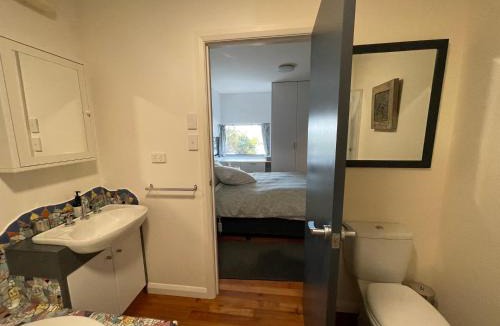 Taroona Apartment | Beachside Taroona with Spa