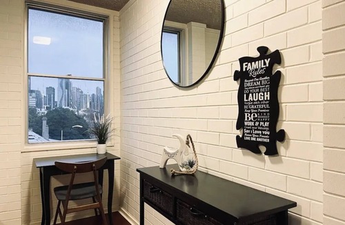 North Melbourne Apartment | Beautiful 2 Bedrooms w Kitchen & Carpark 🌹
