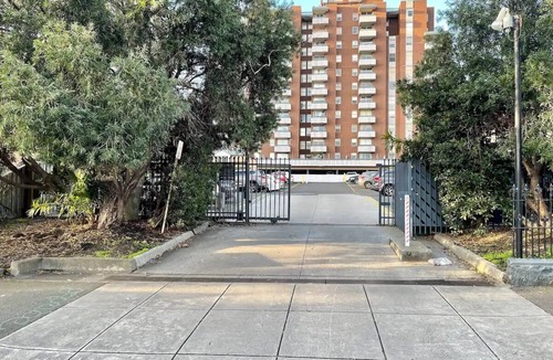North Melbourne Apartment | Beautiful 2 Bedrooms w Kitchen & Carpark 🌹