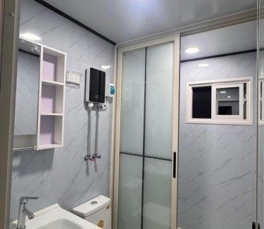 Mulgrave Apartment | Beautiful 2 bedroom Tiny House Walk to Station