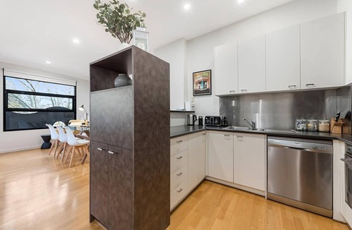 Collingwood Apartment | Beautiful 2-Storey Unit with Balcony near Smith St