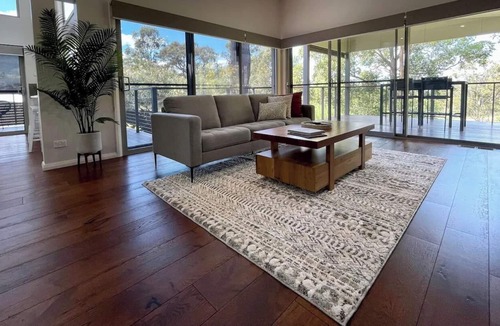 Cessnock House | Beautiful 4 bed Home With Bush Outlook in Quiet Street. 10 Mins to Wine Country