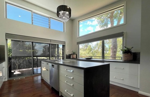 Cessnock House | Beautiful 4 bed Home With Bush Outlook in Quiet Street. 10 Mins to Wine Country