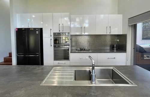 Cessnock House | Beautiful 4 bed Home With Bush Outlook in Quiet Street. 10 Mins to Wine Country