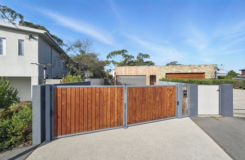 Lauderdale House | Beautiful Balook - 3 Bedroom Beach House