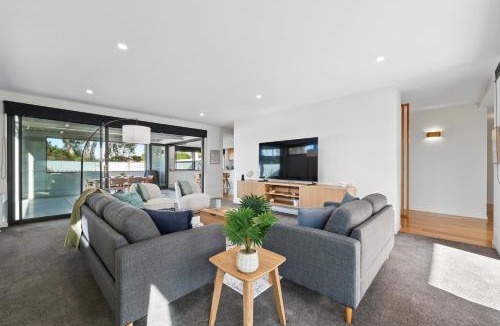 Lauderdale House | Beautiful Balook - 3 Bedroom Beach House