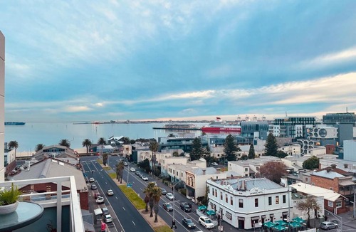 Port Melbourne Apartment | BEAUTIFUL BAY VIEWS Huge 3-bedroom plus Office, Pool, Gym, 2 car spaces and SO MUCH MORE