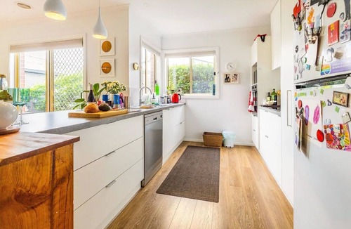 Manifold Heights House | Beautiful quiet home, Geelong West cafes – for families, LGBT guests, pets