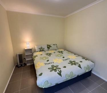 St. Albans Apartment | Beautiful room near shops 12 km to CBD and fast internet plus free parking