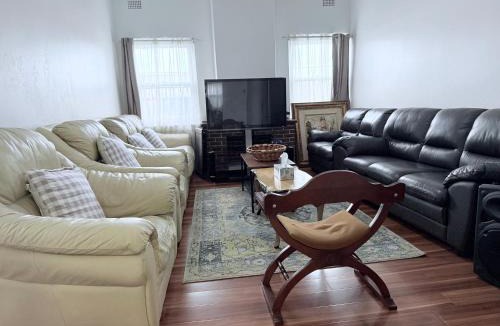 Kingsgrove House | Beautiful Room with Private Bathroom - Prime Location & Close to Shops