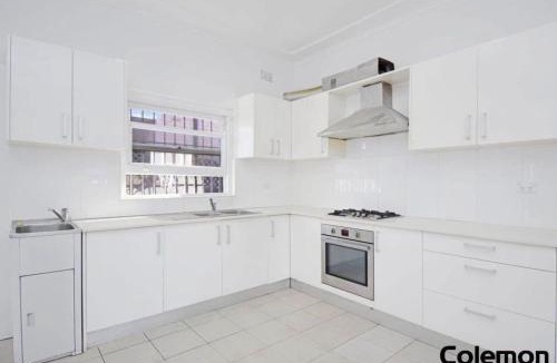 Kingsgrove House | Beautiful Room with Private Bathroom - Prime Location & Close to Shops