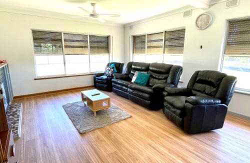 Kingscote House | BeeJays Family Getaway