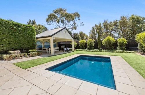 Torquay House | Bella Vista Retreat With Pool, 950m to Beach