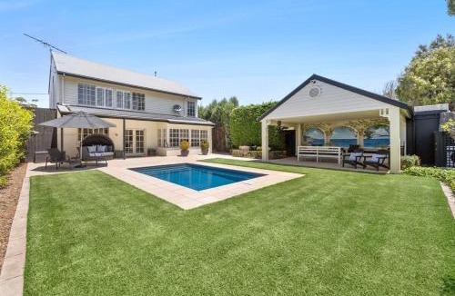 Torquay House | Bella Vista Retreat With Pool 950m to Beach