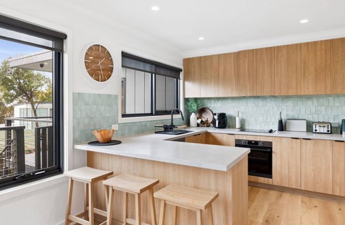 Lorne House | Bella Vita - Stylish 4-bedroom holiday home in Lorne