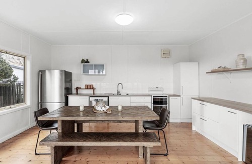 Portarlington House | Bellarine Beach shack on the Esplanade in Portarlington, beach and city views.