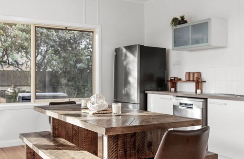 Portarlington House | Bellarine Beach shack on the Esplanade in Portarlington, beach and city views.