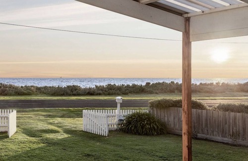 Portarlington House | Bellarine Beach shack on the Esplanade in Portarlington, beach and city views.