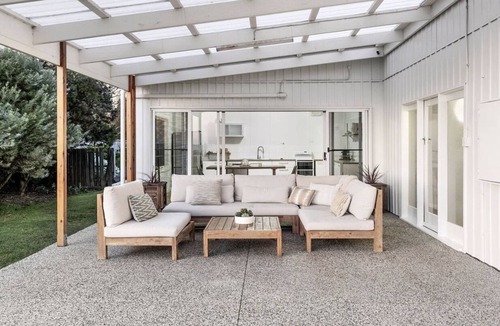 Portarlington House | Bellarine Beach shack on the Esplanade in Portarlington, beach and city views.