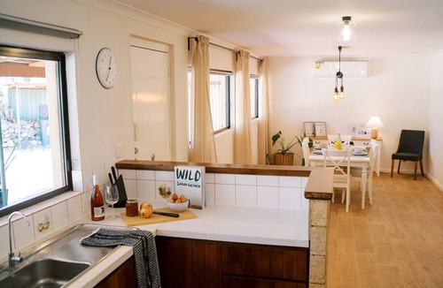 Lower Chittering Cottage | Bentley Hill Farm Cottage, peaceful countryside retreat with outdoor Hot tub