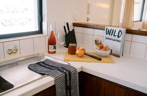 Lower Chittering Cottage | Bentley Hill Farm Cottage, peaceful countryside retreat with outdoor Hot tub