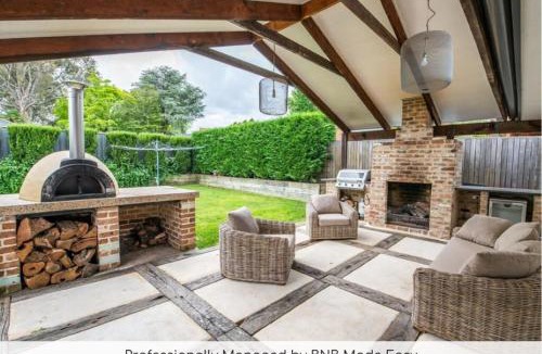 Orange House | Benview Cottage - CBD, Sleeps 8, Pizza Oven