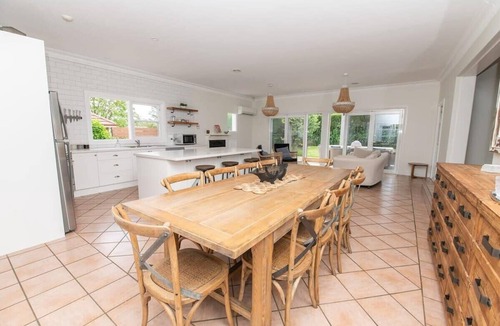 Bletchington House | Benview Cottage. Pizza Oven + Fire. Orange CBD