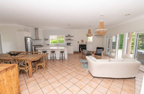 Bletchington House | Benview Cottage. Pizza Oven + Fire. Orange CBD