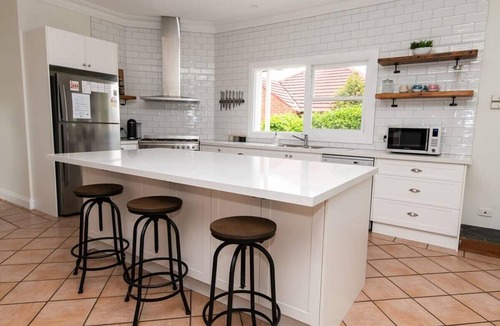 Bletchington House | Benview Cottage. Pizza Oven + Fire. Orange CBD