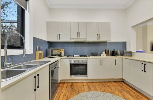 Orange House | Best Nest on March. Firepit Cottage. Walk to CBD.