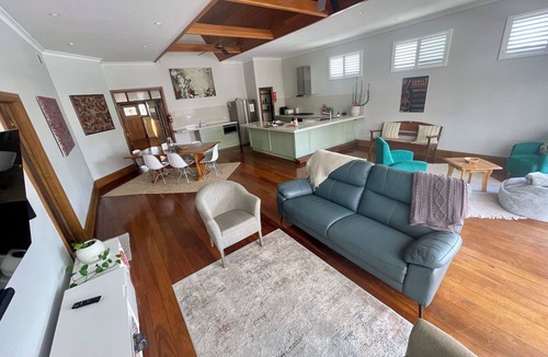 Bunbury Cottage | Big Gum Cottage: 15 min walk: cafés, shops & beach