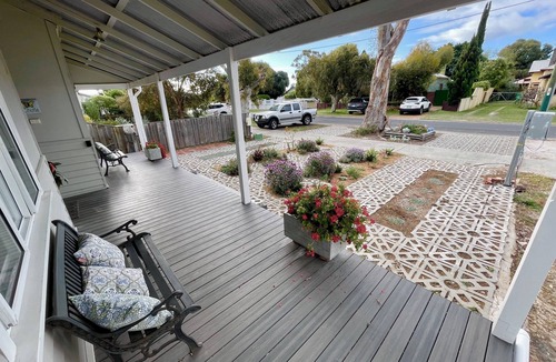 Bunbury Cottage | Big Gum Cottage: 15 min walk: cafés, shops & beach