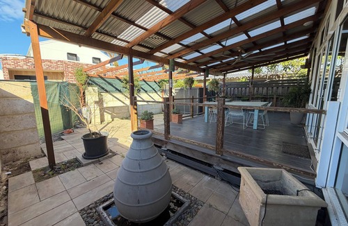 Bunbury Cottage | Big Gum Cottage: 15 min walk: cafés, shops & beach