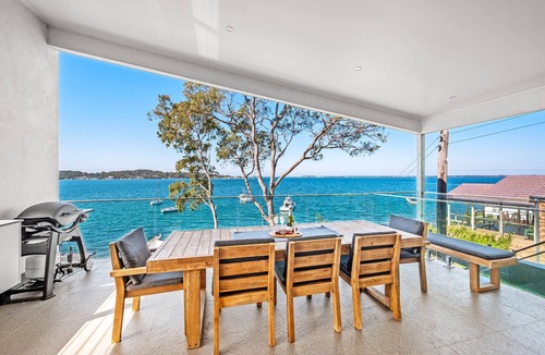 Fishing Point House | ☀️ Biraban Lakefront 🛥 Jetty & Mooring 🏖 Pool 🐶 Dog Friendly