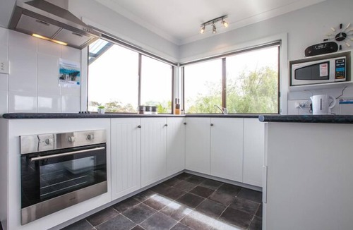 Bridport Cottage | Bircoo Cottage Beach and golf getaway