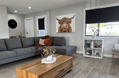 Cessnock House | Birdie's - Hunter Valley home with pool