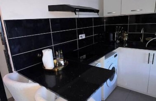 Cayenne Apartment | Black and white