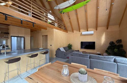 Port Campbell House | Black Pearl - NEW Minimal Style Scandi Beach House