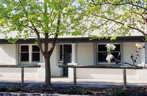 Tanunda House | Blackbird Cottage - Stunning views & farm animals