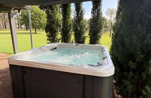 Pokolbin House | Blaxlands Kangaroo Homestead with Hot Tub walk to Concerts and Wineries